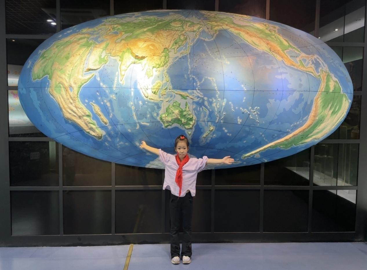 光荣的升旗手：二（16）中队刘懿慧