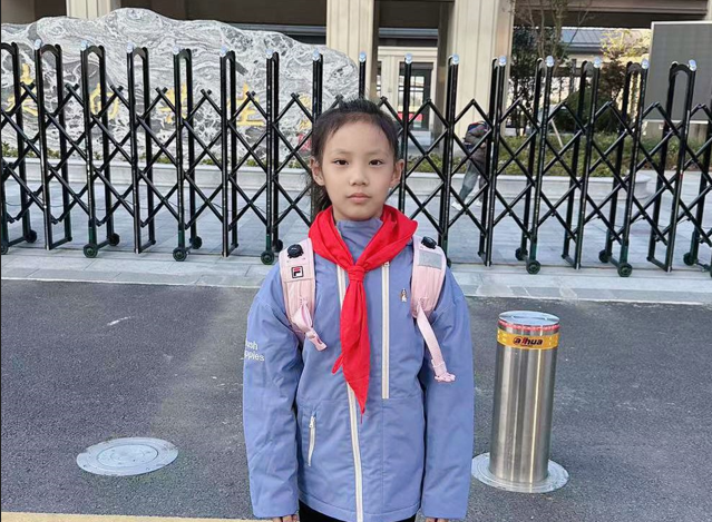 光荣的升旗手：二（2）中队马羽萌