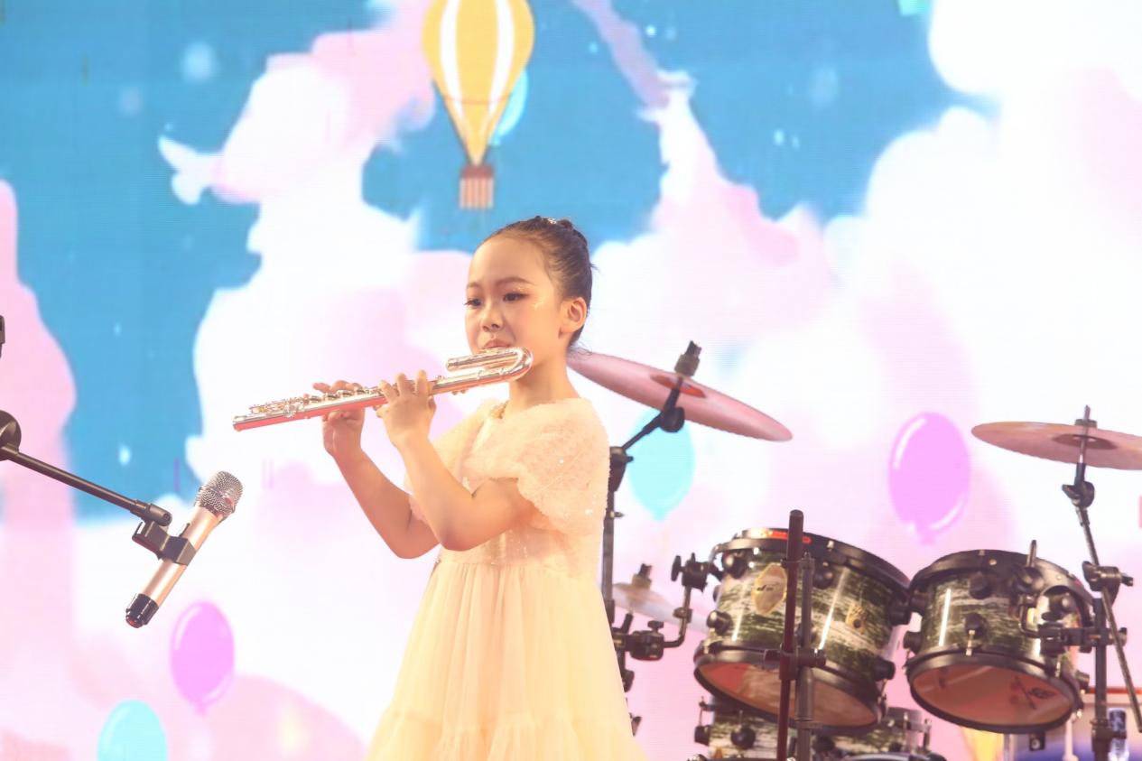 光荣的升旗手：一（6）班夏紫轩