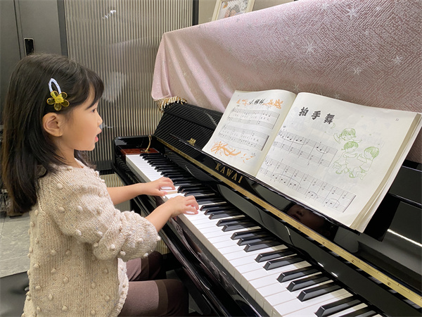 ​光荣的升旗手：一（7）班张允怡