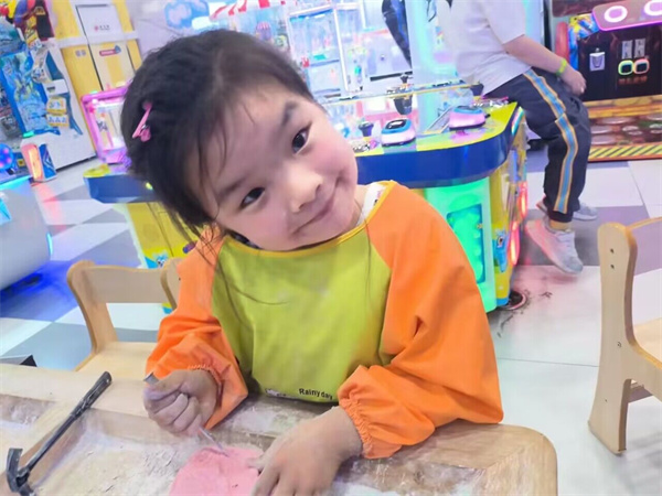 ​光荣的升旗手：一（1）班杨云朵