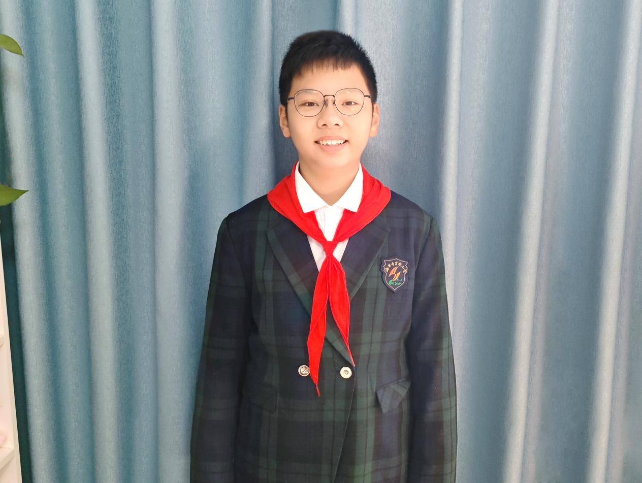  光荣的升旗手：六（15）中队 曹宇泽