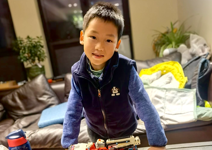 光荣的升旗手：一（2）班黄小腾