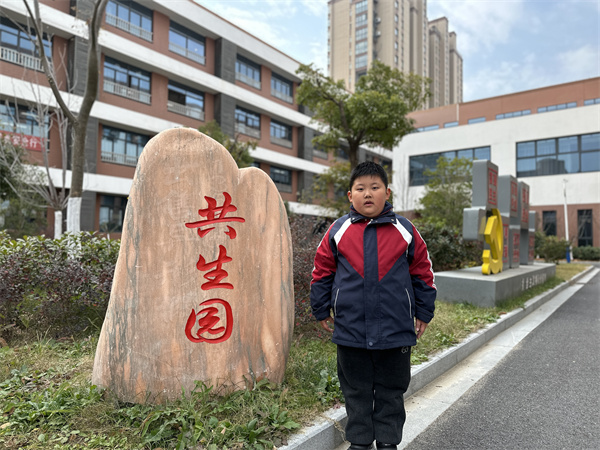 光荣的升旗手：一（8）班周骁腾