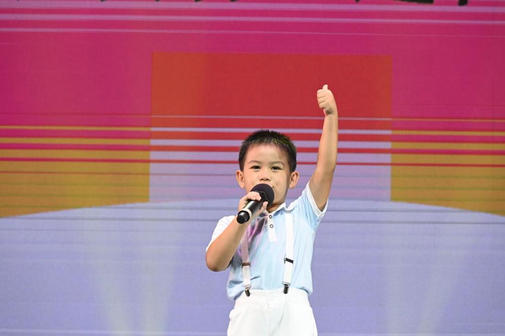 光荣的升旗手：一（9）班赵禹洪