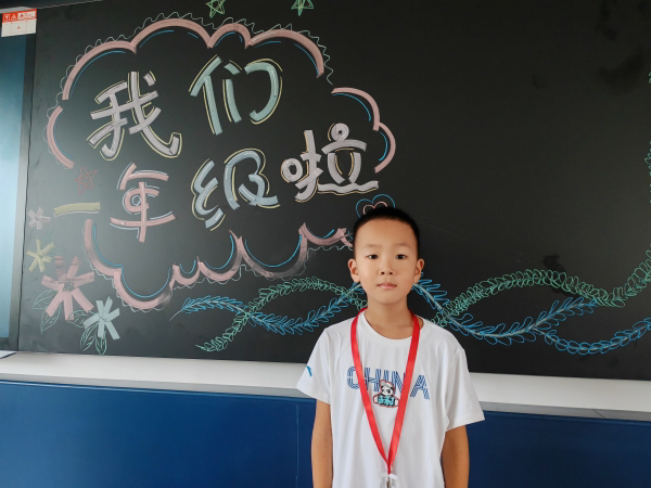 光荣的升旗手：一（4）班张立