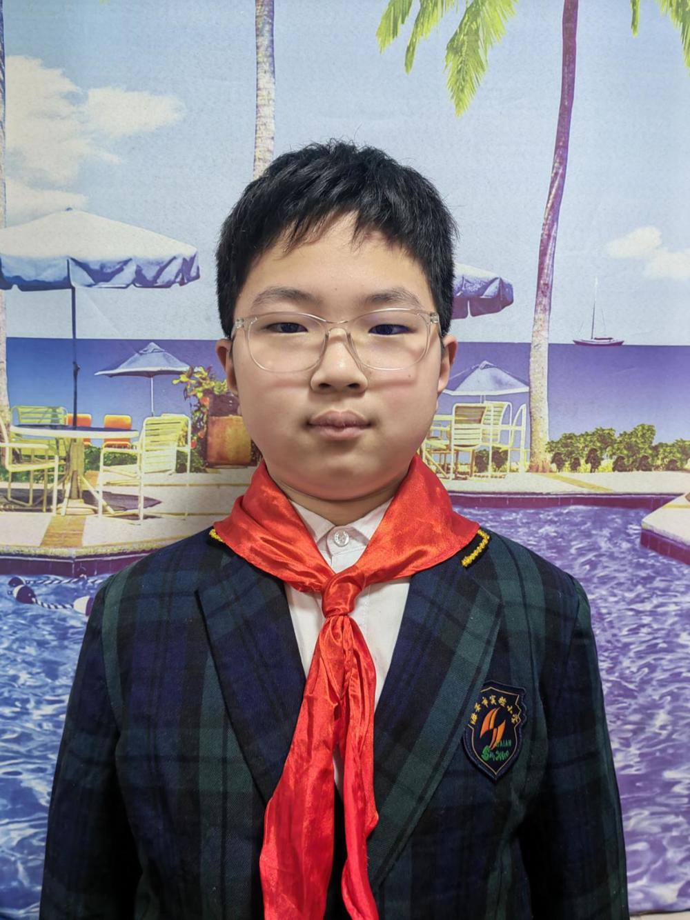 光荣的升旗手：六（16）中队 吴劭航