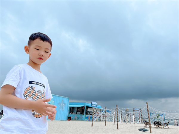 光荣的升旗手：一（15）班 陈鸿周