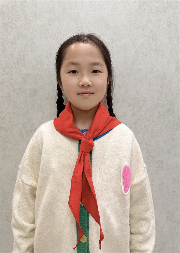 光荣的升旗手：三（6）中队陈洛一