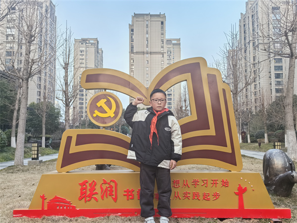 光荣的升旗手：三（1）中队仲子涵