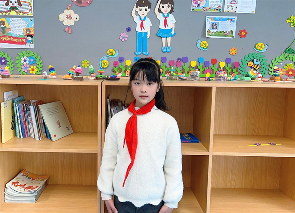 ​光荣的升旗手：二（1）中队郑清阳