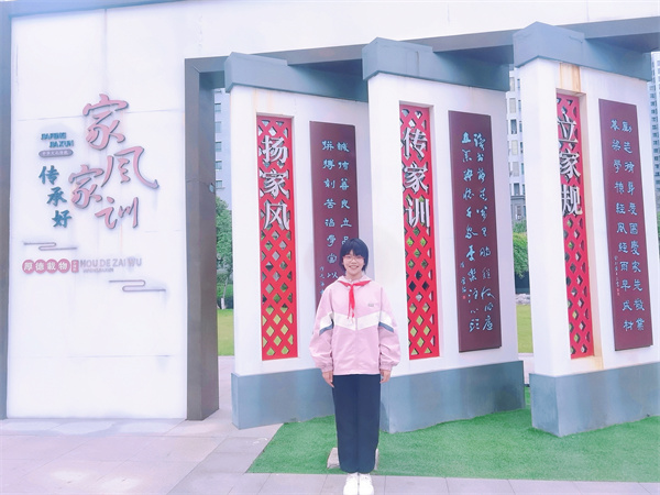 光荣的升旗手——六（9）中队王奕涵