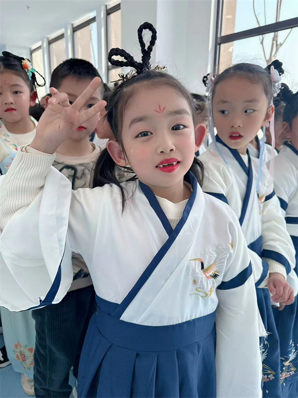 ​光荣的升旗手——一（2）班吉茗夏