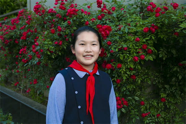 光荣的升旗手：五（5）中队唐一苇