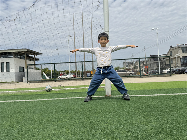 光荣的升旗手——一（22）班张奇彦