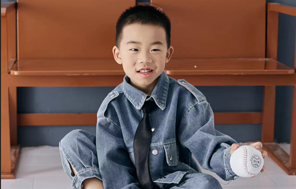 光荣的升旗手——一（3）班黄俊燃