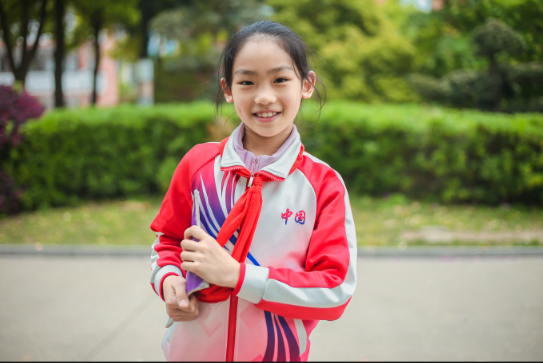 光荣的升旗手：五（7）中队张薷月