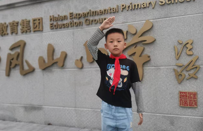 光荣的升旗手：二（2）中队张筠涵