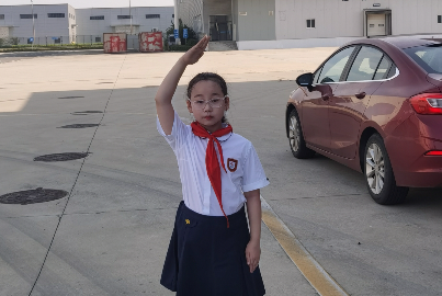 光荣的升旗手：四（1）中队张馨予