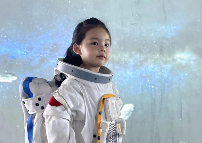 光荣的升旗手：一（5）班夏晗之