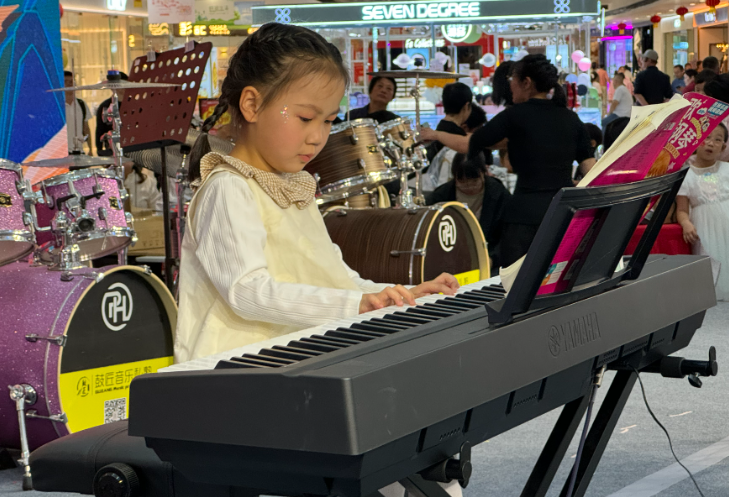 光荣的升旗手：一（11）班储歆瑶