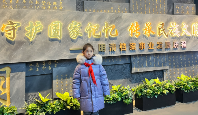 光荣的升旗手：三（2）中队江一宁