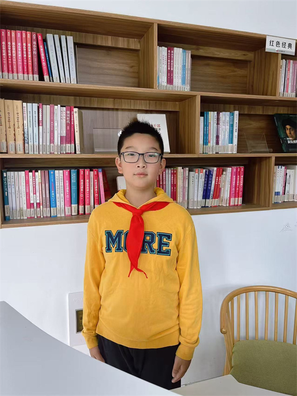 光荣的升旗手：四（1）中队王子航