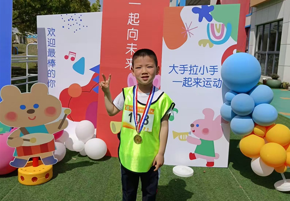 光荣的升旗手：一（1）班于崔颜