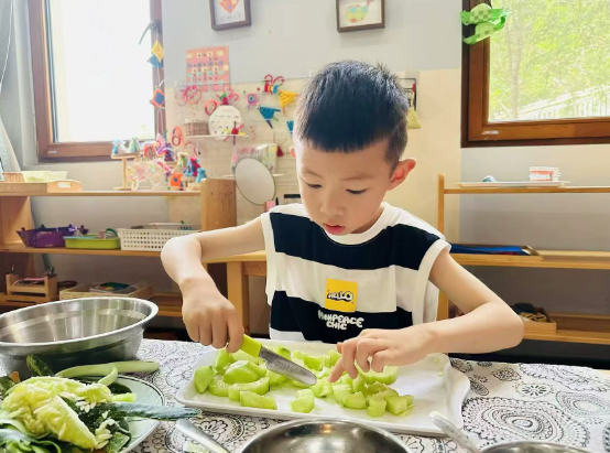 光荣的升旗手：一（2）班陆嘉顺