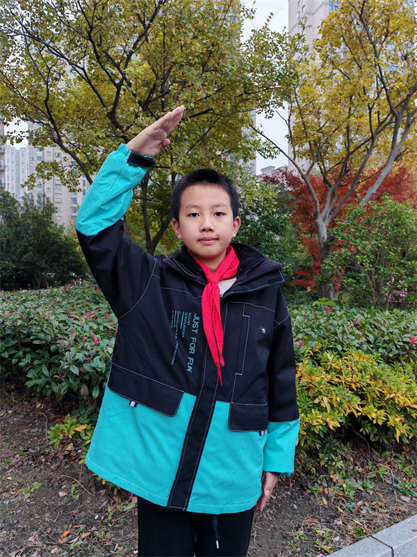  光荣的升旗手——五（8）中队 蒋雨宸