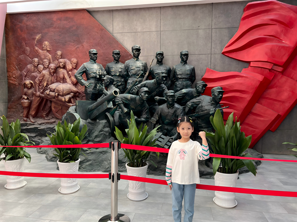 光荣的升旗手：一（4）班林夏伊