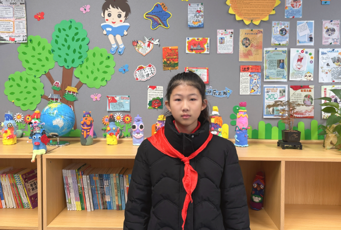 光荣的升旗手：五（1）班陆安琪