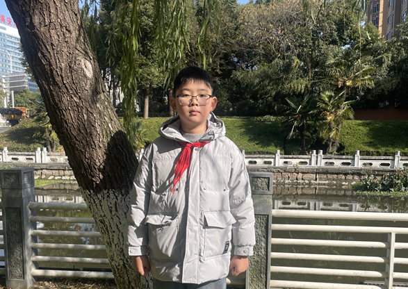 光荣的升旗手：四（15）中队沈敬越