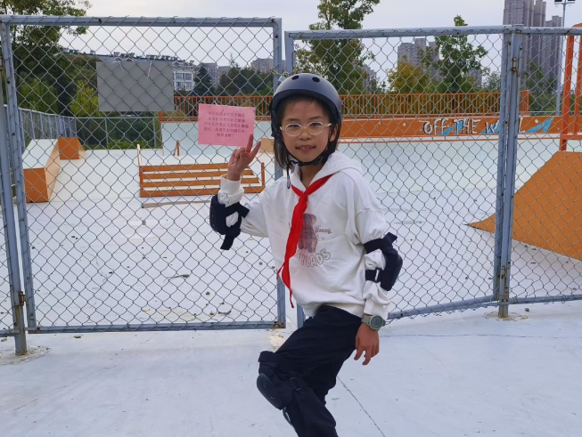 光荣的升旗手：四（1）中队杭玉洁