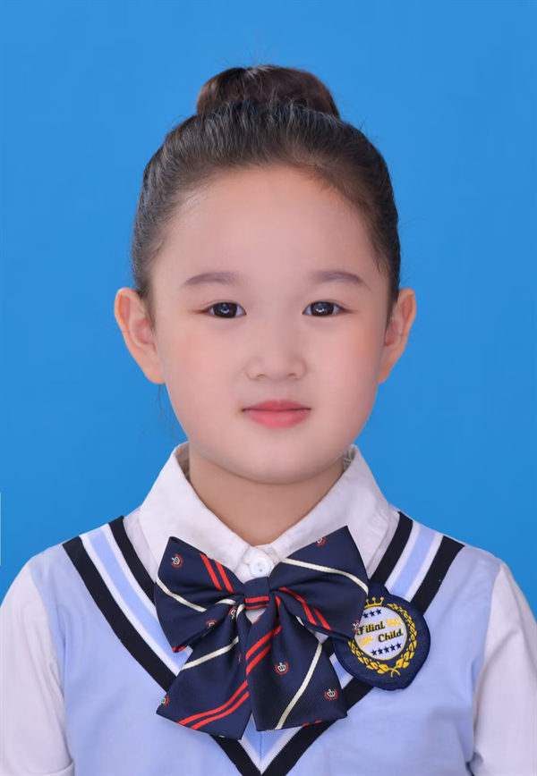 光荣的升旗手：一（18）班周栩伊