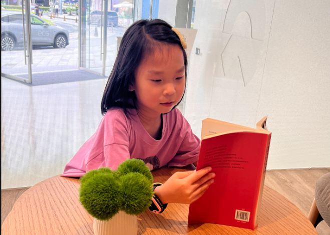 光荣的升旗手：一（10）班崔璟瑜