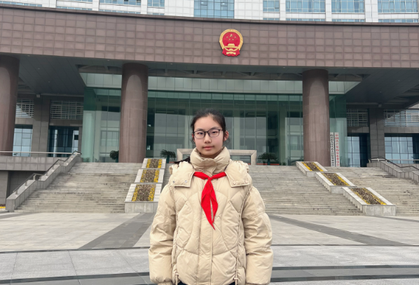 光荣的升旗手——六（13）中队史媛钰