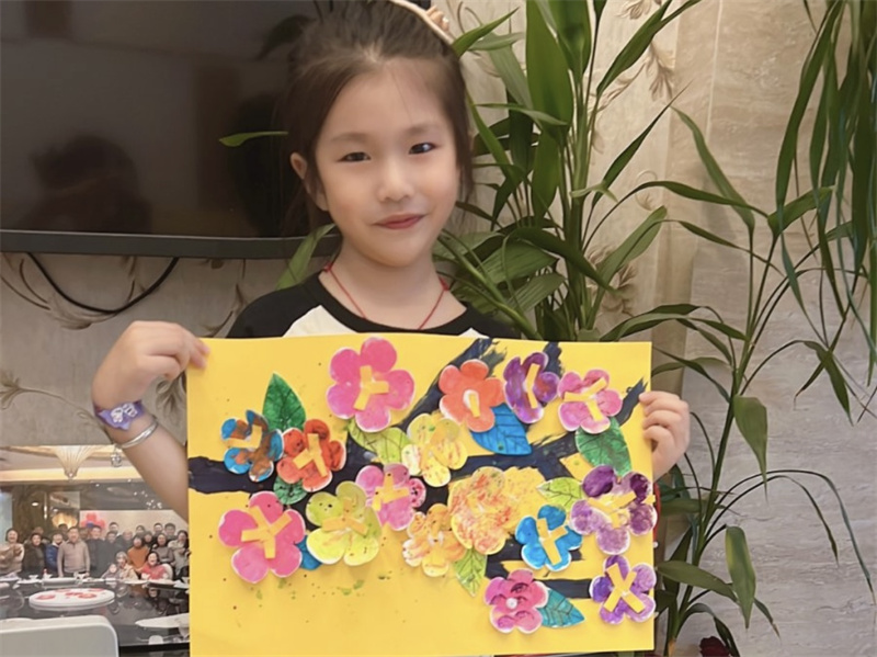 光荣的升旗手：一（14）班丁子惠