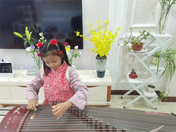 光荣的升旗手：二（2）中队章斐然