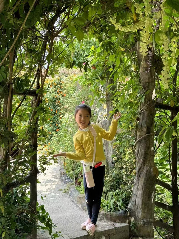 光荣的升旗手：一（15）班席冉