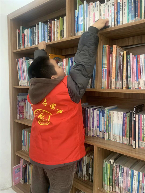 童心学雷锋，点滴绽光芒