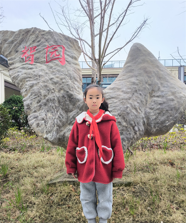 光荣的升旗手：二（4）中队宋雨诺