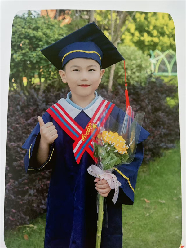 光荣的升旗手：一（1）班陈禹霖