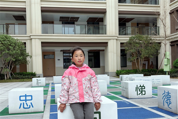 光荣的升旗手：一（2）班王芯