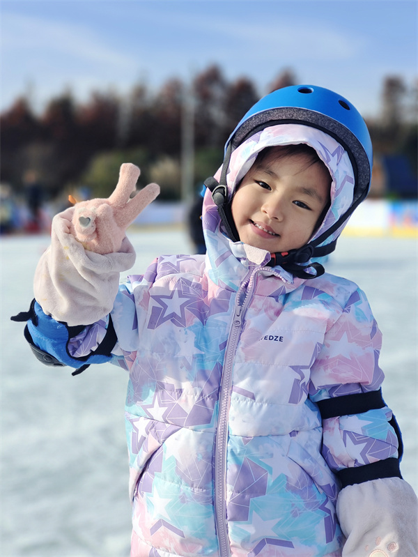 光荣的升旗手：一（19）班  杨竺影