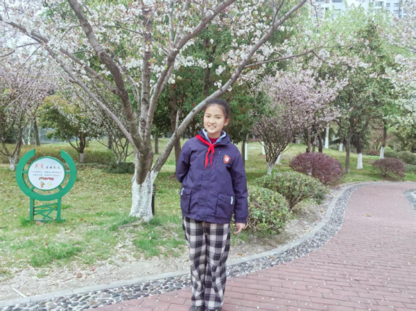 光荣的升旗手：四（23）中队黄恒瑶