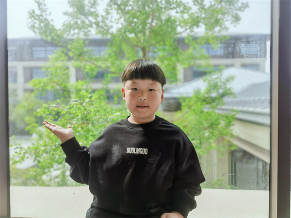 光荣的升旗手：一（4）班吴润清