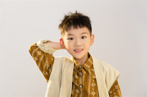 光荣的升旗手：一（12）班钟昊桐