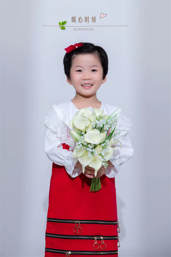 光荣的升旗手：一（20）班刘梓萱