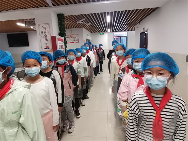 咦！哪所学校的学生参加了“餐具清洗体验活动”？